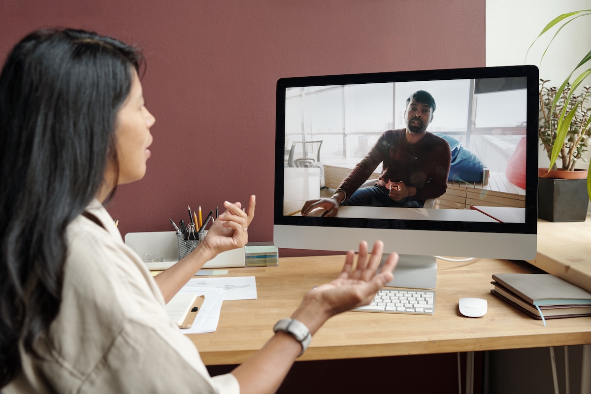 Frau in Online-Live-Meeting – Englisch oder Deutsch flexibel online lernen für maximalen Lernerfolg.