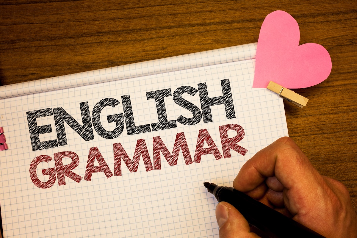 Notizblock mit Überschrift "English Grammar" – Flüssig und richtig Englisch sprechen sind zwei Seiten derselben Medaille! Ein aufgeschlagener Notizblock zeigt die Überschrift "English Grammar" – Englische Grammatik endlich verstehen: im Online-Live-Kurs für Teens!